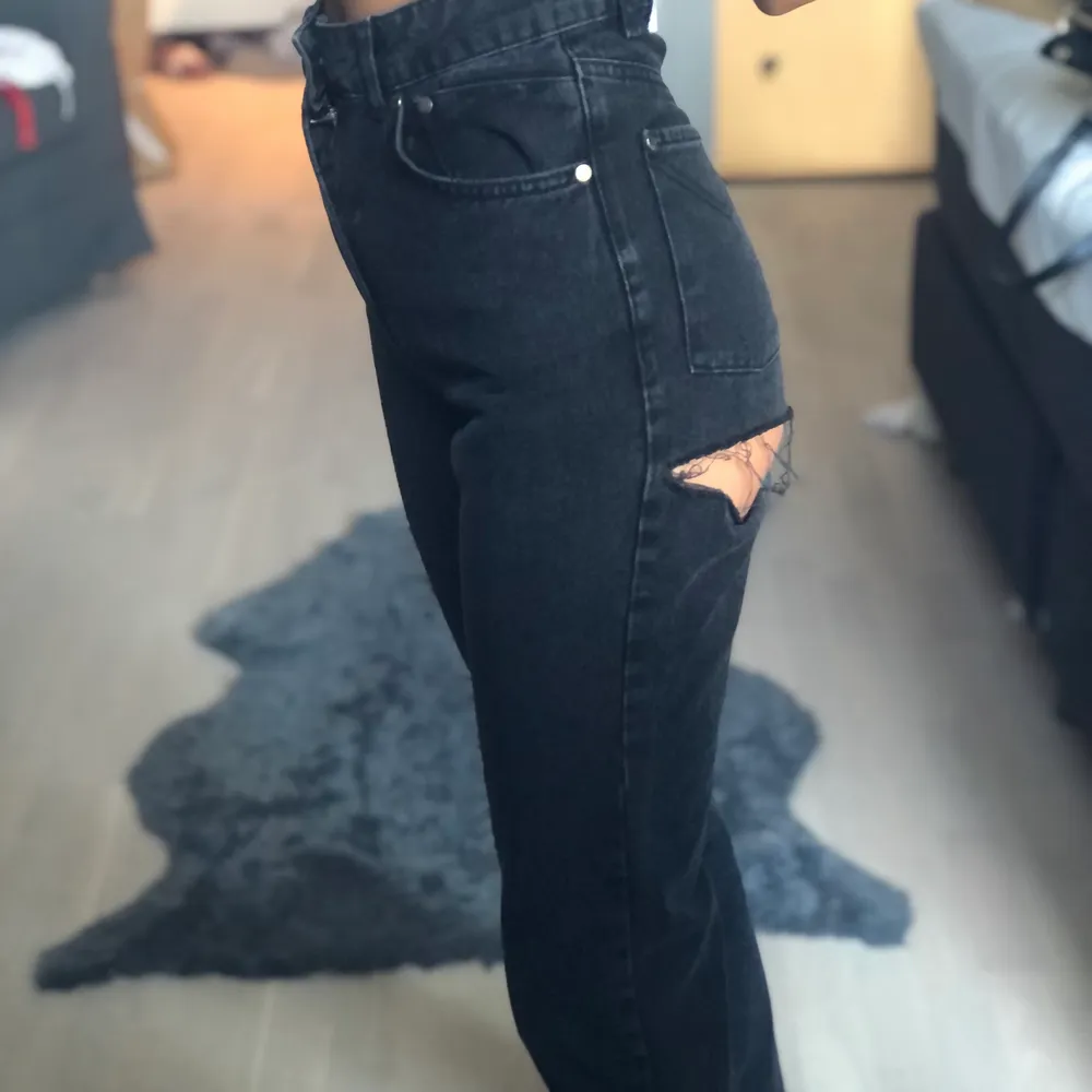 Mörkgrå raka jeans från Ragged i storlek 34, med en riven detalj vid ena bakfickan (se bild). Jeansen är i 100% bomull och aldrig använda då de tyvärr var aningen små :// kan mötas upp i Stockholm alternativt skicka . Jeans & Byxor.