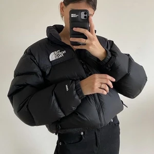 North face dunjacka dam  - Jackan köpte jag för 3000kr och den är sparsamt använd, lite osäker på om jag vill sälja!                                                                                                        Köpte den förra vintern i storleken xs. Det är en dam modell och väldigt fin nu till hösten/vintern!                    Buda i kommentarerna, minst 50kr över budet tidigare! (Lånade bilder) skriv privat för fler bilder ❤️❤️