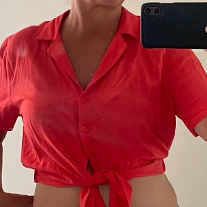 Pull and Bear blus - Blus man knyter i midjan. Extra snyggt nu på sensommaren med brun mage. Har aldrig burits, direkt från affären. 