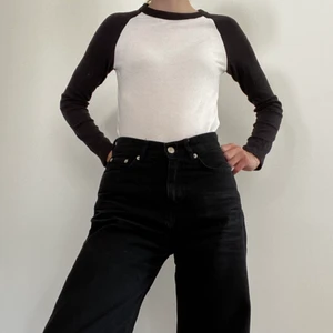 Vit tröja med svarta ärmar från H&M - En vit långärmad tröja med svarta ärmar från H&M. Köpt för ett par år sedan men endast använd två gånger sedan dess. Tveka inte att kontakta mig vid frågor!