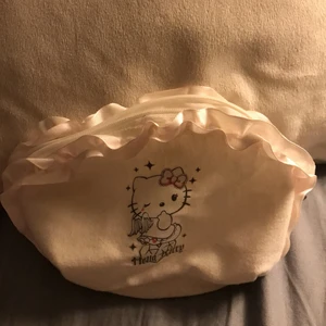 Necessär  - Funderar på att sälja min hello Kitty necessär, tycker verkligen den är såså söt men då den inte har kommit till användning längre så väljer jag att sälja den !