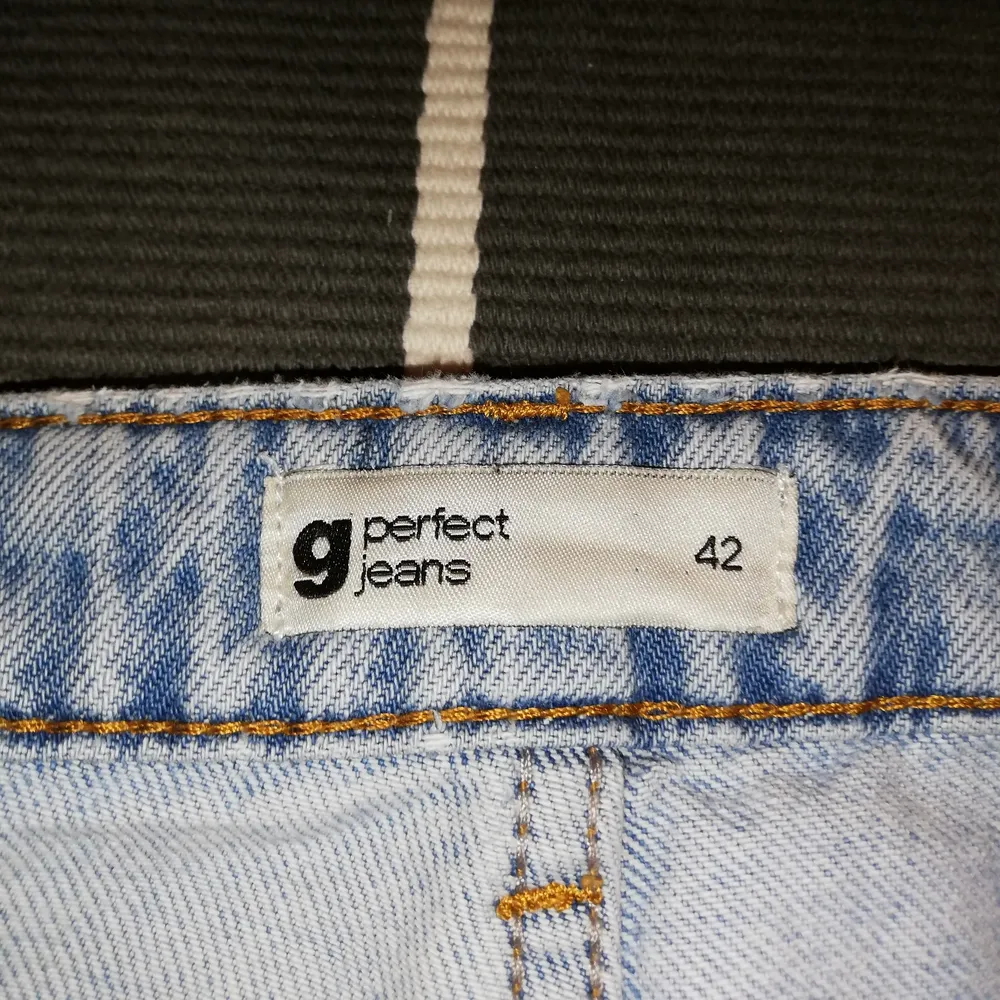 Blåa jeans med kortare ben på mig som är 175 cm. Inte mycket använda och i perfekt skick! 🎉 Anledning till varför jag säljer dessa är för att de är förtajta i låren tyvärr. . Jeans & Byxor.