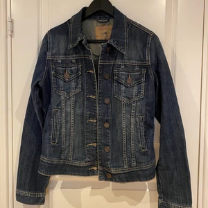 Jeansjacka - Jeansjacka i storlek L men skulle säga att den är ganska liten i storleken så passar en S/M bättre. Frakten tillkommer!