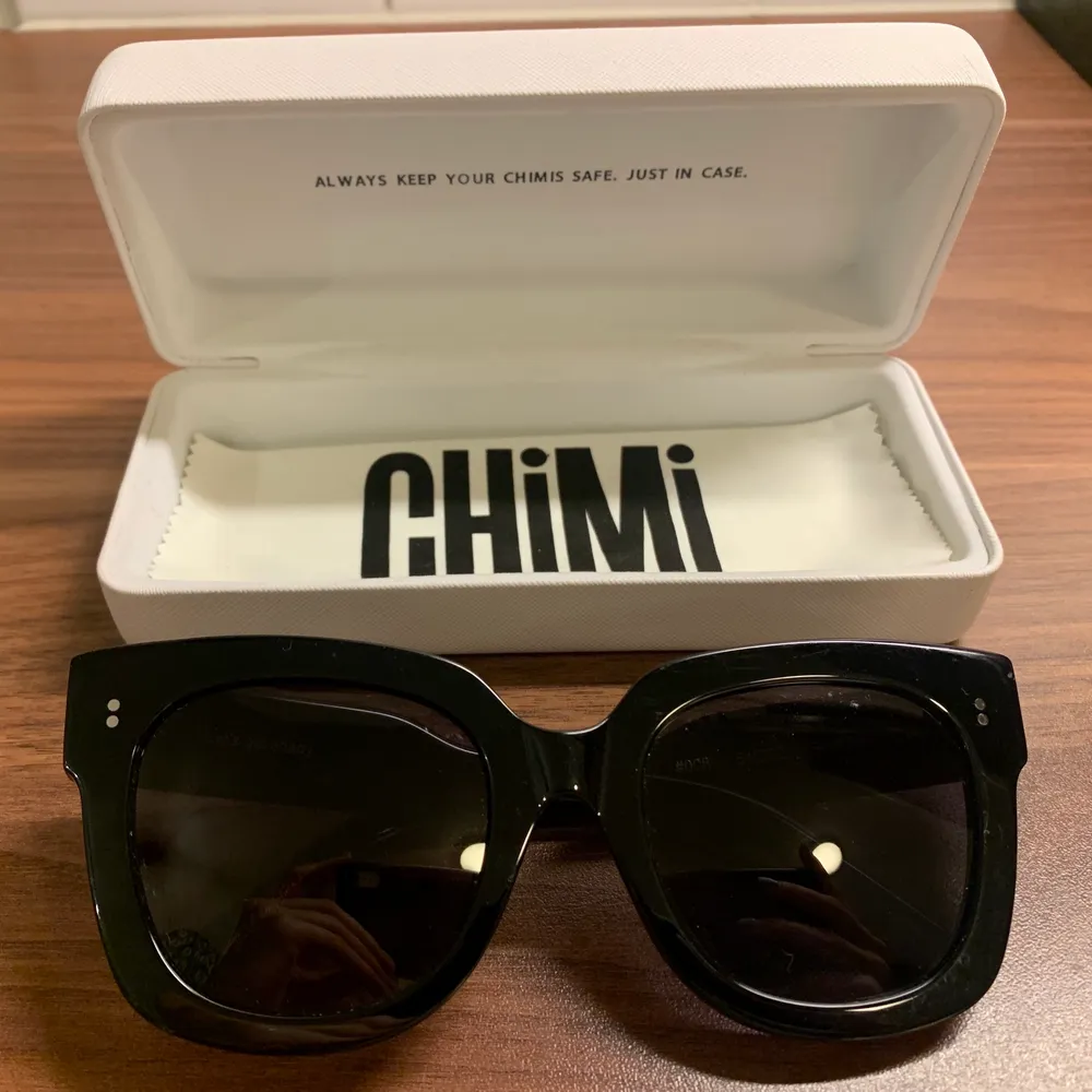 Chimi-solglasögon i superfint skick. Modell 07. Använda ett fåtal gånger, inköpta förra sommaren. Säljer då jag inte tycker att jag passar helt i dessa (😭)… Hoppas att någon annan kan få bättre nytta av dom! . Accessoarer.