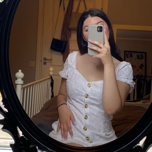 Vit klänning storlek S.  - Säljer denna otroligt fina vita klänning pga att jag aldrig får användning för den. Använd 1 till 2 gånger. Man kan se igenom klänningen en gnutta men inte så farlig. Klänningen är kort och är i storlek 36/S