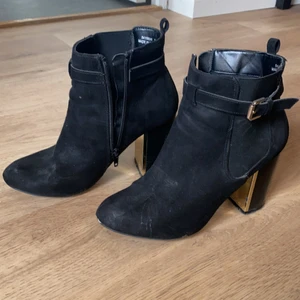 Svart klacksko strl 38  - Svarta klackskor strl 38. Använt skick.