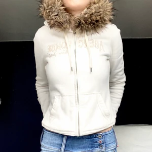 Munkjacka - Snygg munkjacka med fuskpäls runt luvan. Superskön och varm, bra skick                                    Senaste bud: 250kr