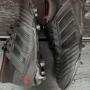 Fotbollsskor - Säljer dessa fotbollsskor i storlek 38,5 då dem är för små för mig. Köpte dessa för 2 år sedan och eftersom dem var för små redan då så är dem endast använda några fåtalet gånger. Säljer dessa för 250+frakt.