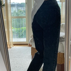 zara mom jeans - skitsnygga mom jeans från zara i strl 34. köpte för ett tag sen men de är sparsamt använda :) 