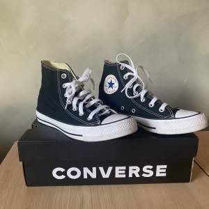 Säljer dessa trendiga äkta converse-skor i storlek 37,5 pga för liten storlek. Använda endast en gång och är så gott som nya 💞 Buda i kommentarerna, startpris: 550kr 🥰 Köparen står för fraktkostnaden! Budgivningen slutar SÖNDAG DEN 15e (imorgon) KL.20 