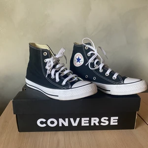 Converse Chuck Taylor stl. 37,5 - Säljer dessa trendiga äkta converse-skor i storlek 37,5 pga för liten storlek. Använda endast en gång och är så gott som nya 💞 Buda i kommentarerna, startpris: 550kr 🥰 Köparen står för fraktkostnaden! Budgivningen slutar SÖNDAG DEN 15e (imorgon) KL.20 