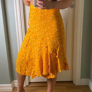 Gul kjol, storlek S  - Fin gul kjol i storlek small. Fungerar att korrigera storlek tack vare knyte i midjan (se bild 2). Därav går att använda till mindre/större storlekar! 