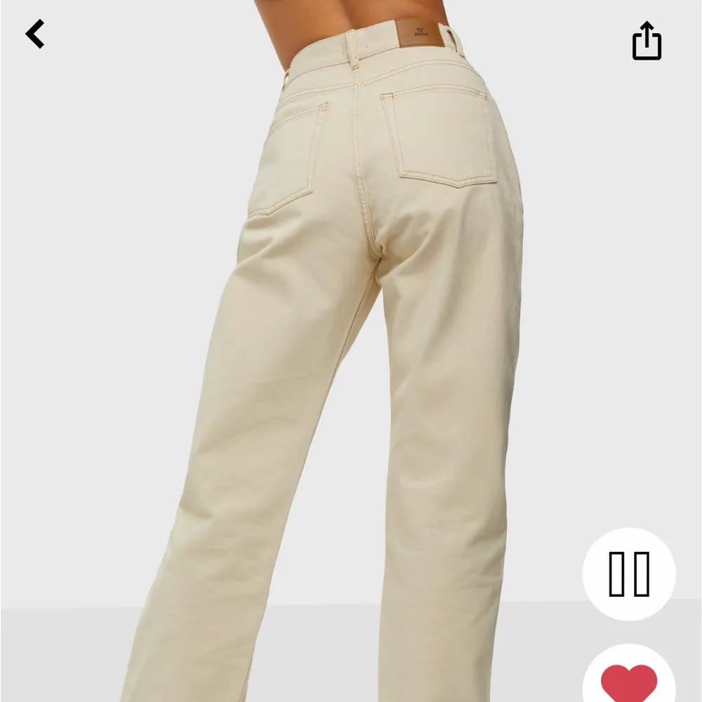 Säljer dessa beiga jeans från Nelly som knappt är använda, storlek 36. Nypris är 600, säljer för 200 + frakt!💗. Jeans & Byxor.