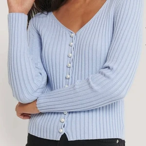 Blå cardigan från NA-KD  - Säljer min fina blå cardigan med pärlor. Köpte för 400kr. 