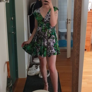 Klänning från Chiara Forthi - Superfin kortärmad klänning från märket Chiara Forthi, köpt för 699kr. Mycket fint skick, använd endast ett fåtal gånger!