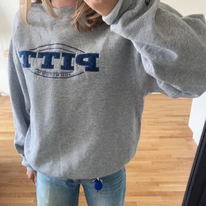 Sweatshirt  - Säljer denna supersnygga trendiga sweatshirt i storlek M!! Säljer pga för många hoodies, budet börjar på 200kr