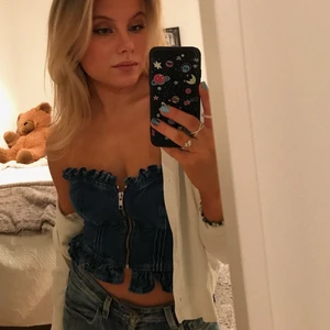 Korsettopp  -  Korsettopp i jeansmaterial från topshop. Helt ny med lappen kvar i storlek 34 💖💖 köpte i två storlekar, säljer ena 