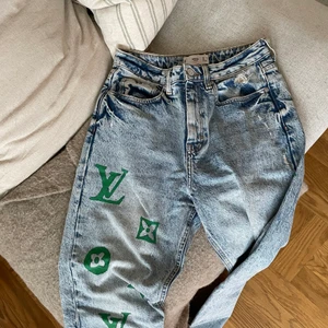 Tvättade jeans med LV print - Jeans från mango som jag målat i LV print med textilfärg! Säljes till högst bjudande då de ej kommer till användning! Fint skick! Passar 36 & 38