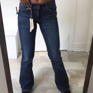 Denim Jeans  - Denim Jeans i färgen blå. Low waisted och Bootcut. Jeansen har även stretch. Helt oanvända (etiketten kvar).