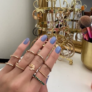 Ringar - 9st guldiga ringar❤️ använder aldrig ringar så hoppas någon ska få bättre användning av dehär🥰 säljer helst alla tillsammans