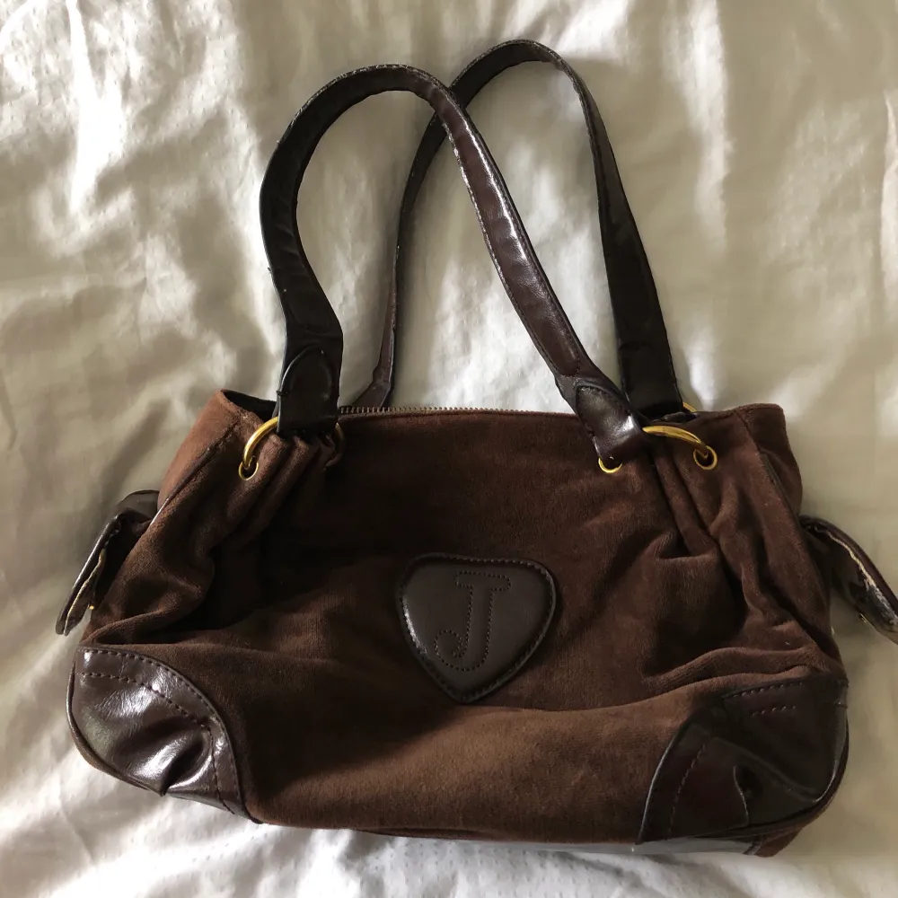 Good condition, the bag is a cream white and brown. 4 pockets and mirror inside the bag!. Väskor.