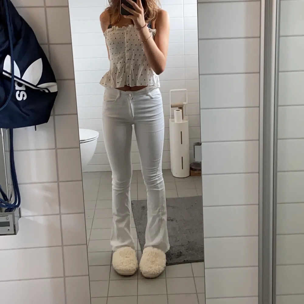 Säljer dess vita bootcut jeans från Gina, aldrig använda                           St xs. Jeans & Byxor.