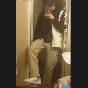 Carhartt wip cargopants - Ett par carhartt wip cargo i färgen beige. Storlek 29W och 32L. Pris 400kr. Bra skick.