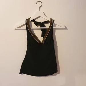 Halterneck top - Svart linne med v-ringning. Köpt secondhand💖