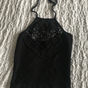 Topp - En kort halterneck topp från Bikbok, i strl Xs. Knappt använd. Frakt tillkomer :)