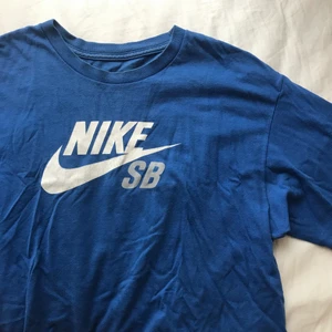 Oversized blå nike t-shirt  - Oversized blå nike t-shirt, storlek M men mer dom en L💓 Möts i slussen eller postar!
