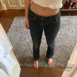 Lågmidjade jeans - Lådmidjade jeans i modell flaire. Fin mörkblå jeansfärg! Står strl 38 i jeansen men skulle säga att de sitter som 36. 