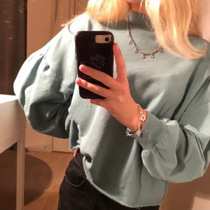 Grön tröja - Grön/blå Tröja med ballong ärmar från Lager 157. Färgen gör sig inte riktigt rättvis i kameran men skulle säga att den är lite mer åt det grönare hållet än vad den är på bilderna. Så sjukt fin! Storlek M/L står det på tröjan men jag har storlek S i vanliga fall och den passar mig perfekt.✨