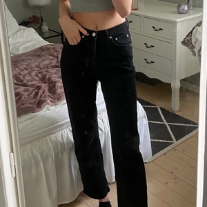 Svarta mom jeans - Super snygga svarta mom jeans som slutar precis under naveln. Säljer då de är för korta på mig som är 178cm. Knappt använda och tvättas innan postningen. Nypris 349kr😊