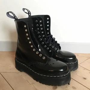 Dr martens  - Släpper direkt för 900kr om någon köper i dagarna. Bilderna är från den tidigare säljaren! Original skosnörena följer inte med, har ett par andra. 