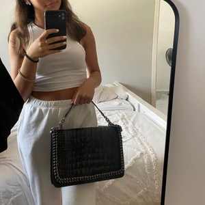 Väska - En väska som jag aldrig har använt. Nypriset 599:- priset går alltid att diskutera. Skriv privat för fler bilder eller frågor💙