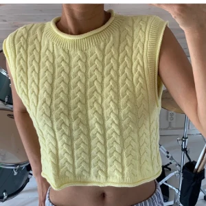 Gul kabelstickad zara - Jätte fin o passar till de mesta!