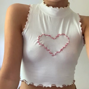 y2k topp - topp med lite y2k design som jag sytt. på det sättet ett unikt plagg, med sömmar i rosa, gult och brunt💜💕