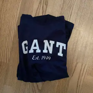Marinblå Gant t Shirt i storlek 158-164, passar en XS