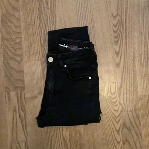 Svarta jeans  - Svarta jeans från bikbok