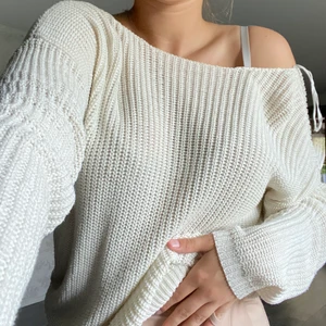 Stickad tröja - Säljer nu denna stickade vita tröjan med öppen rygg ifrån Nelly i storlek S