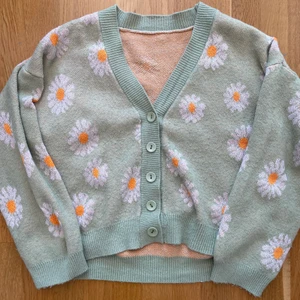 blommig grön kofta🌱🌿☘️ - En gosig blommig grön kofta som är jätte fin året om. Använd några gånger men är såå gullig och fin. Bara skriv om ni vill ha bilder på baksidan. Jag vet inte om koftan får plats i en M kuvert eller en L kuvert så ni vet!!!!💚