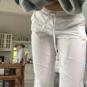 Byxor - Säljer då dom inte passar, passar längd 165 och kortare, många intresserade så buda om du vill köpa!!💕