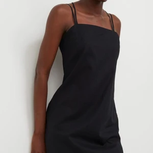 Linne klänning - Säljer min linneklänning från hm, köpte för någon månad sen och har inte kommit till så mycket användning, perfekt skick, köptes för 200 💕