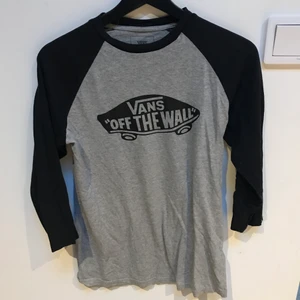 Vans tröja  - En assnygg Vans tröja som jag inte har använt så mycket som jag fick så jag vet inte vad den kostar igentligen!