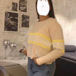 Rosa tröja - Rosa tröja med gula och vita ränder på framsidan. 