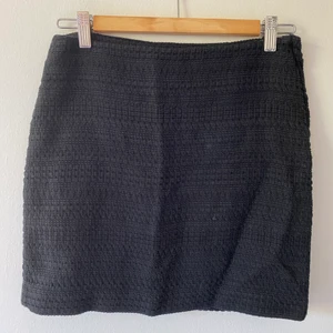 Svart kjol - Säljer min svarta kjol  för 40kr + 45kr frakt. (Säljer också samma modell i vit) Är i befintligt skick.💕✨