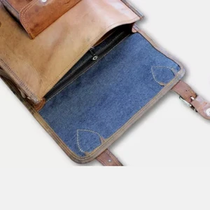 Sac bandoulière à main en cuir naturel v - Sac bandoulière à main en cuir naturel végétale pour homme et femme  Sac cartable en cuir marron végétal homme femme, sac à main porté épaule et bandoulière, sacoche unisexe en cuir naturel pour ordinateur  Sacoche en cuir AMOS solide pour le quotidien, sac de bureau en cuir unisexe pour ordinateur et documents.  - INDÉMODABLE, PRATIQUE et SOLIDE –  Retrouvez le style des années 70 tout en restant intemporel avec le sac AMOS. Avec une petite poche sur le devant et deux grands compartiments 