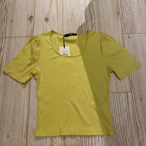 T-shirt fr bikbok  - T-shirt i lite tjockare material från bikbok. Ärmarna är ”lite längre korta” och ganska normal passform. Helt ny och oanvänd. 