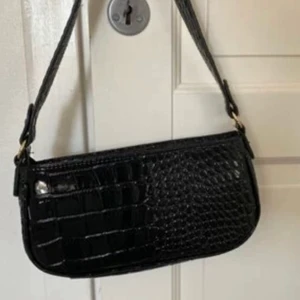 Väska - Säljer min skit snygga baguette väska då den inte kommer till användning längre💞 