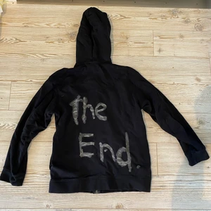 Oversize hoodie ”The end” - Oversize hoodie. Strl xs men passar xs-l enligt mig beroende på hur man vill ha den. Sample edition från and others stories (Kim gordon). Obs detta är baksidan. Helsvart i fram med dragkedja. STOR i modellen alltså!